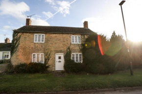 Cosy cottage in Northborough, private secure parking, woodburner, fast Wi-Fi, pub nearby